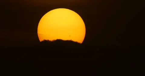 Sunset a few days after the Summer Solstice. Sunspot AR2371 06-23-2015 Vídeo Stock 51489712