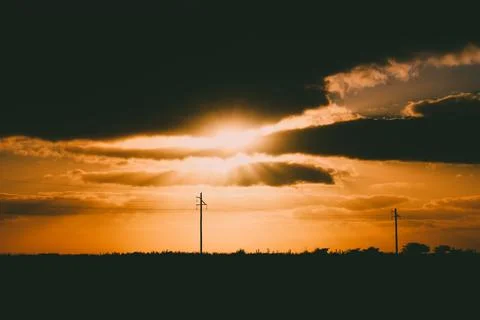 Sunset in the field with the sun setting and the train tracks Foto stock