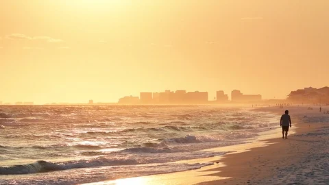 Sunset in Florida with coastline man walking reflection in slow motion Vidéo 103062166