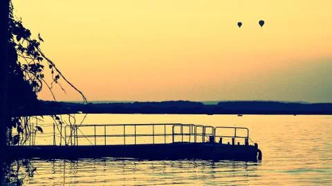 Sunset with flying balloons Foto stock