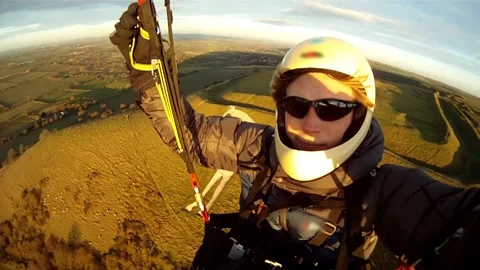 Sunset flying on a paraglider 스톡 동영상 169189116