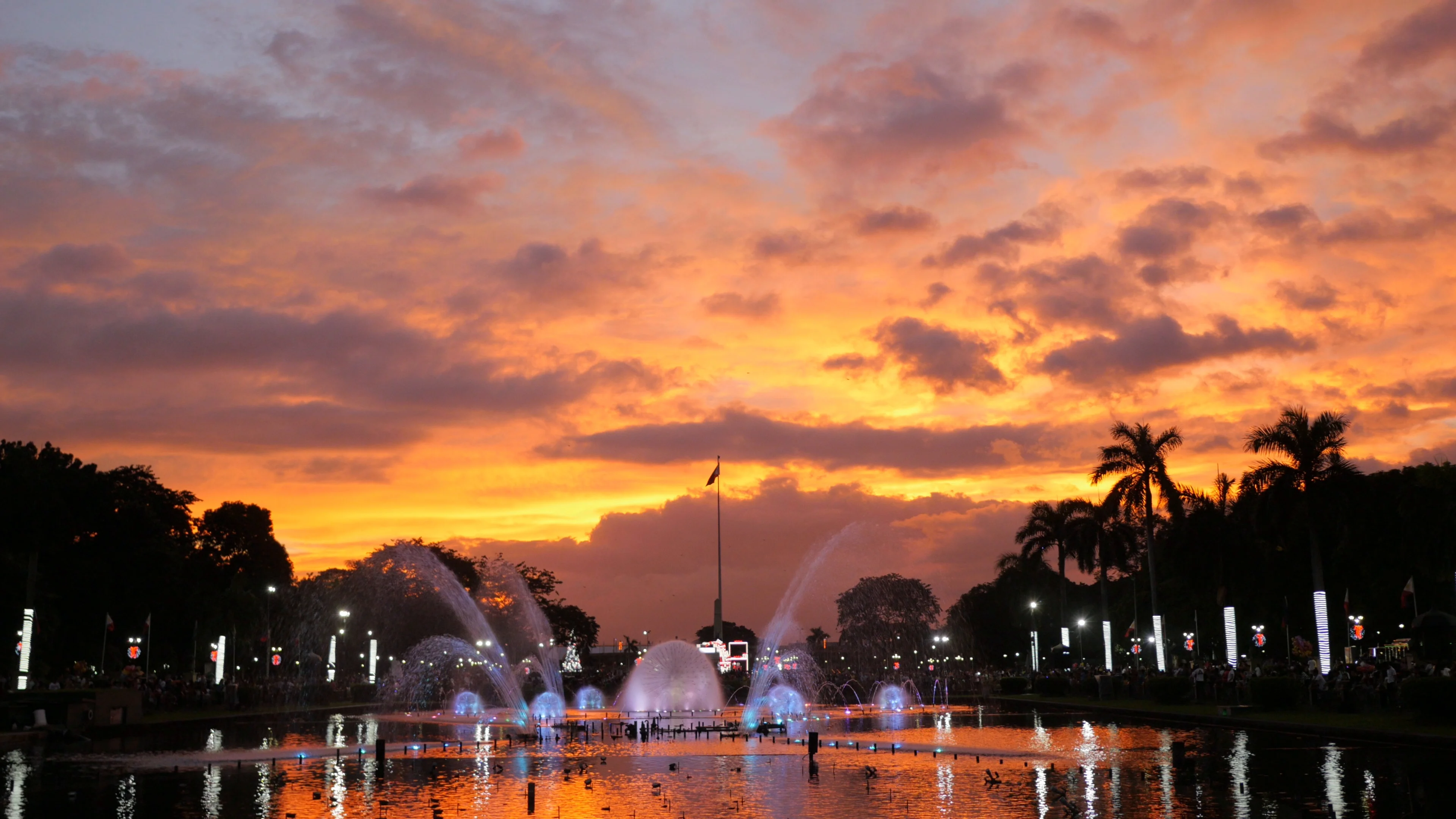 2 Nights Manila & 2 Nights Cebu Tour Package https://images.pond5.com/sunset-fountains-rizal-parkmanilaluzonphilippines-084463963_prevstill.jpeg