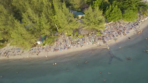 Sunset fpv drone shot of epic overcrowded seaside beach location, zen beach, Koh Vídeo Stock 320655707