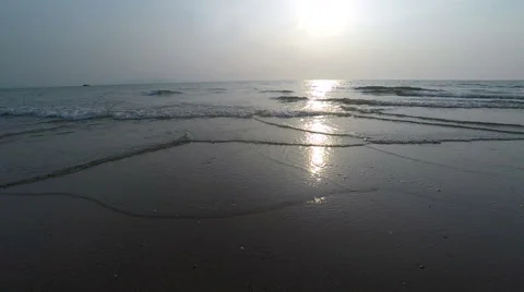 Sunset with Gentle Ocean Waves Using a Wide Angle Lens - 4K. Vídeos de archivo 46188748