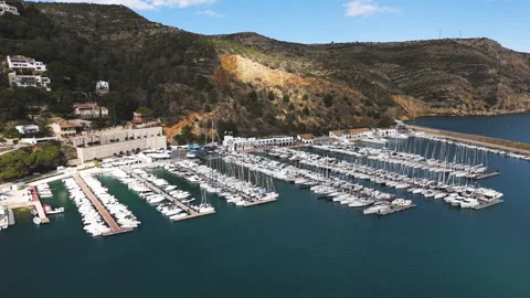 Sunset glow casts long shadows over marina full of still boats and quiet waters Vidéo 308507776