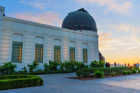 Sunset Glow Over Griffith Observatory and Lush Landscaping Fotos Stock