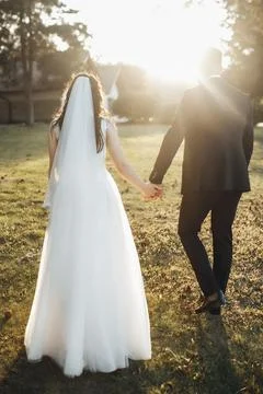 Sunset glows behind a walking couple Foto stock
