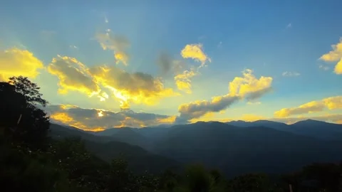 Sunset Golden Clouds over Mountain Ranges Tibet China Timelapse Vídeos de archivo 333498767