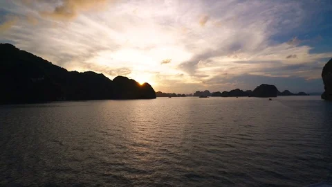Sunset in Halong Bay. Vidéo 73362325