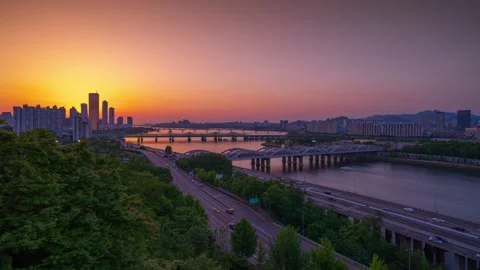 Sunset with han river view There is a boat taking tourists to see the view in th Stock Footage 197134850