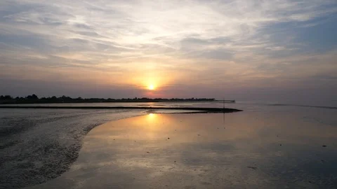 Sunset with hand-held camera 動画素材 113330512