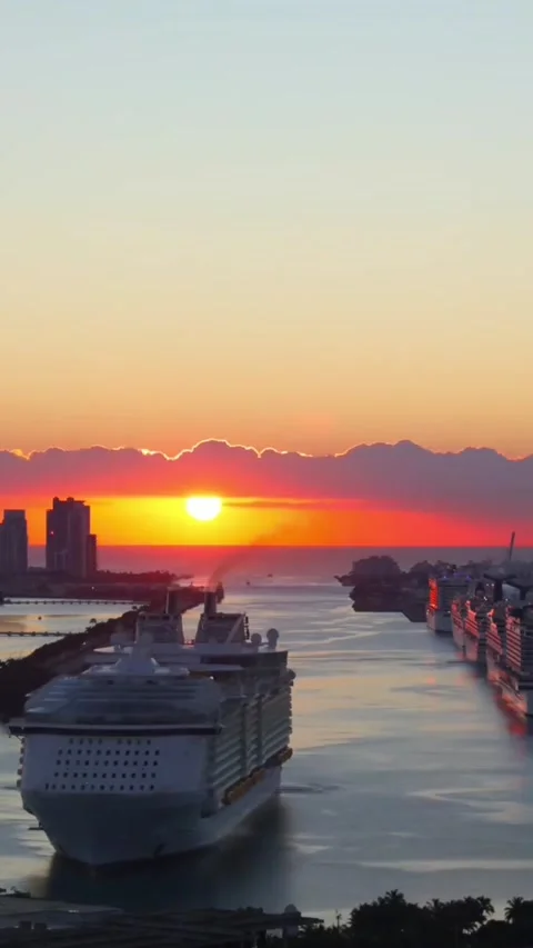 Sunset in the harbor Video stock 168628759