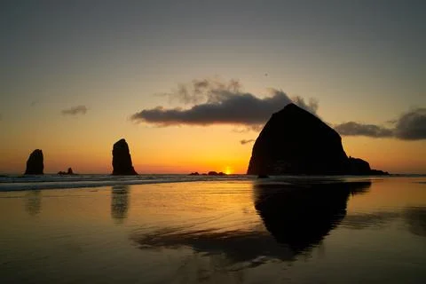 Sunset at Haystack Rock Cannon Beach Fotos Stock
