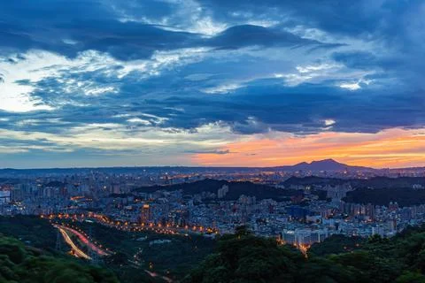 Sunset high angle view of the cityscape form Wenshan District Foto stock