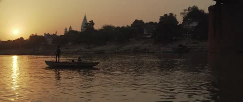 Sunset on the holy river Ganges  in Varanasi, India Vídeos de archivo 138818157
