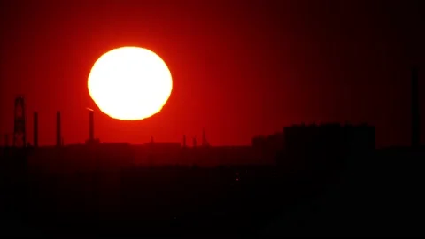 Sunset of a huge bright red sun Video stock 196263114