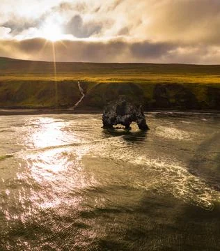 Sunset at the Hvitserkur basalt stack in northern Iceland Foto stock