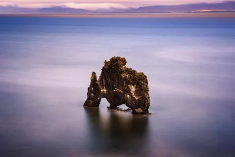 Sunset at the Hvitserkur basalt stack in northern Iceland Foto stock