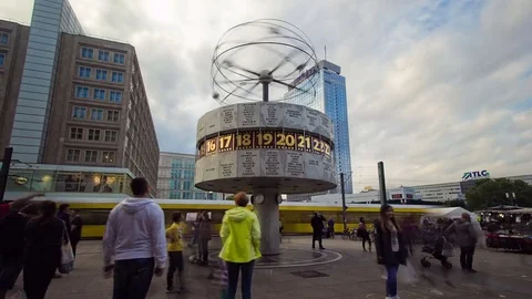 Sunset hyperlapse of the World Clock in Alexanderplatz, in Berlin. Vidéo 84179507