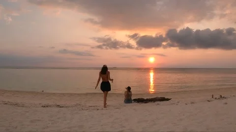 Sunset at idyllic beach in Borneo, friends seat to watch sun setting 库存影片 293838549
