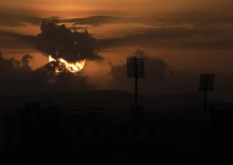 Sunset illuminates clouds over Sana'a, Sanaa, Yemen - 13 Jun 2026 Fotos Stock