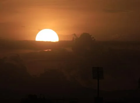 Sunset illuminates clouds over Sana'a, Sanaa, Yemen - 13 Jun 2026 Fotos Stock