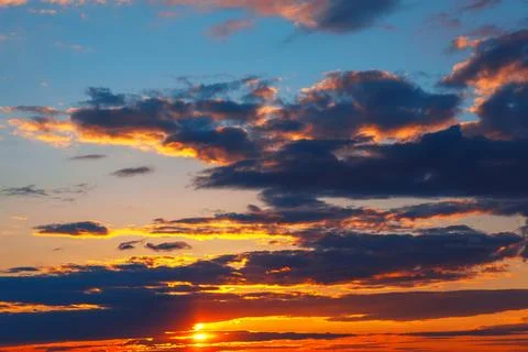 Sunset illuminates dramatic clouds with vibrant colors Stock-Fotos