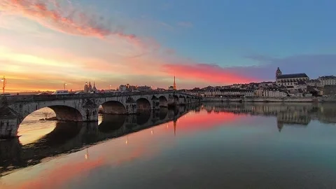 Sunset at the Jacques Gabriel Bridge across the Loire River in Blois, in Fran 库存影片 332617493