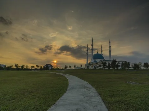 Sunset at the Jogging park with Mosque as background 4K Stockbeeldmateriaal 80126600