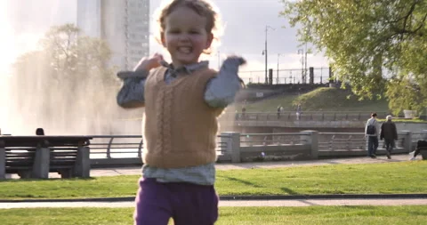 Sunset Joy: A Childs Blissful Run 動画素材 274880131