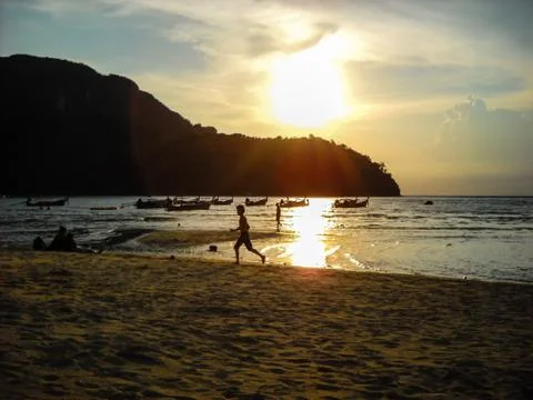Sunset on Ko Phi Phi. At the beach in the evening. Great view over the ocea.. Stock Photos