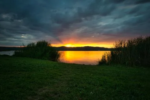 Sunset on a lake in June with clouds Foto stock
