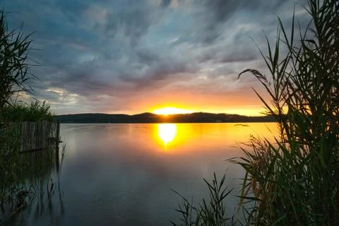 Sunset on a lake in June with clouds Foto stock