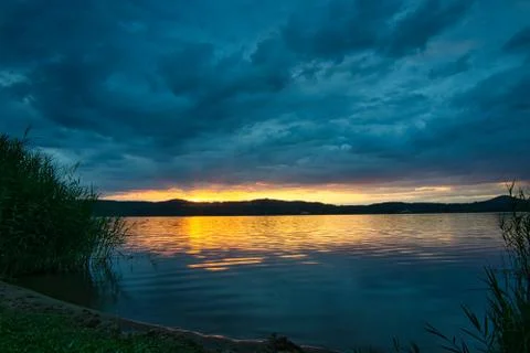 Sunset on a lake in June with clouds Foto stock