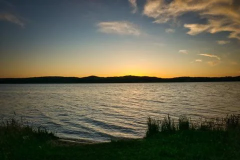 Sunset on a lake in June with clouds Foto stock