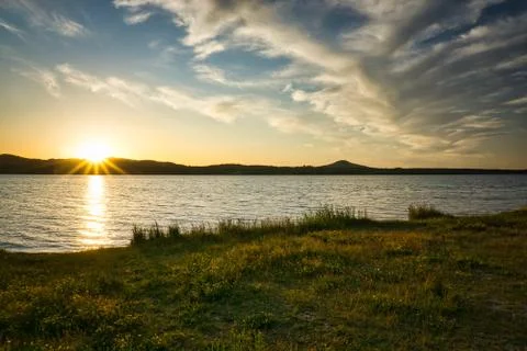 Sunset on a lake in June with clouds Foto stock