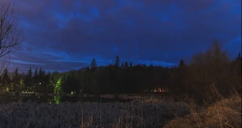 A sunset by the lake with some clouds 库存影片 92801547