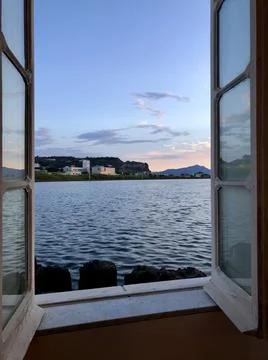 Sunset on the lake from a window in Bacoli Foto stock