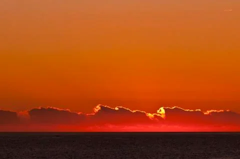 Sunset landscape with ocean and clouds Foto stock