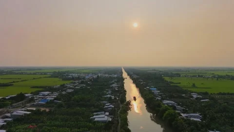 Sunset landscape over long river with green fields and a moving boat, Vietnam Vídeos de archivo 335744611
