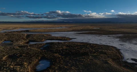 Sunset landscape with snow capped mountain grassland in Tibet, China Vidéo 302407310