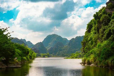 Sunset landscape view of Ninh Binh valley with Tam Coc river in the mountai.. 库存照片