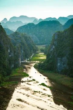 Sunset landscape view of Ninh Binh valley with Tam Coc river in the mountai.. 스톡 사진