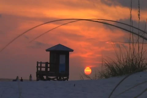 Sunset lifeguard med 3 Stock Footage 912048