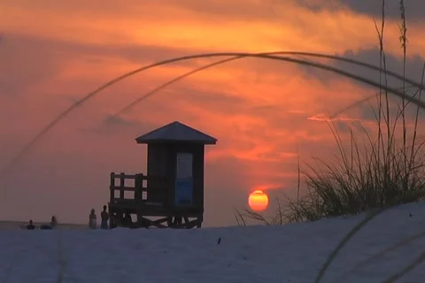 Sunset lifeguard med 4 Stock Footage 912206