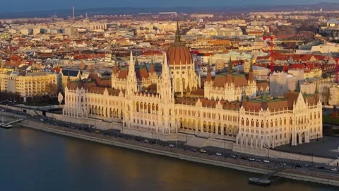 Sunset Light on Budapest's Parliament Building Along the Danube Vídeos de archivo 332377444