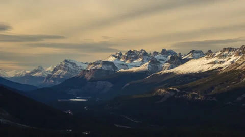 Sunset light on Canadian Rockies 스톡 동영상 33213752