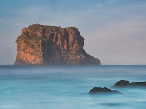 Sunset Light on a Coastal Island Stack - Majestic long exposure of a solita.. Stock-Fotos