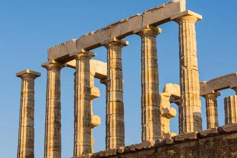 Sunset light on marble columns of the Temple of Poseidon, Sounion, Greece. Foto stock