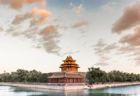 Sunset light over the corner tower at the moat of the Forbidden City in Beiji Foto stock